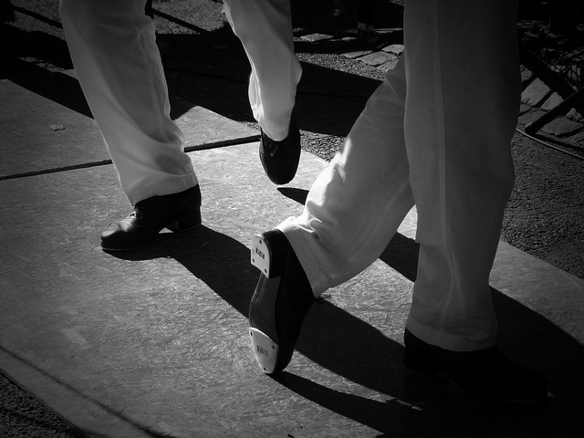 Hommes en train de danser avec des chaussures de claquettes. 
