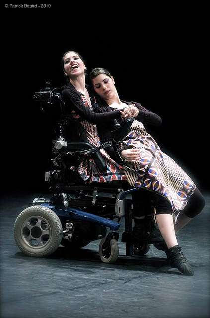 Spectacle de danse avec des danseurs handicapés.