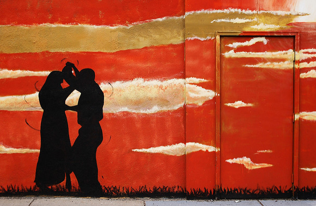 Peinture murale d'un couple de danseurs de salon au coucher du soleil.