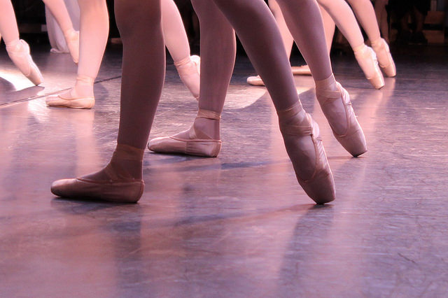 Jambes et pieds de danseuses en pointes de danse.