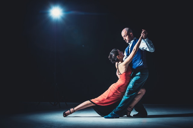 Couple dansant le tango.