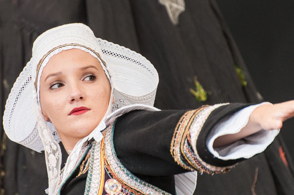 femme en costume traditionnel breton