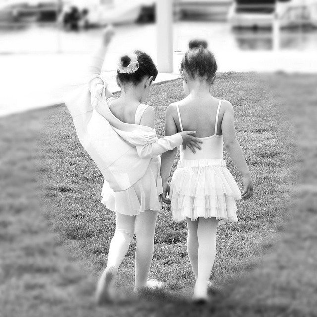 Deux petites danseuses de dos.
