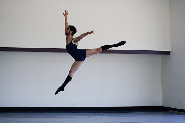 Photographie d'un danseur s'exercant au saut.