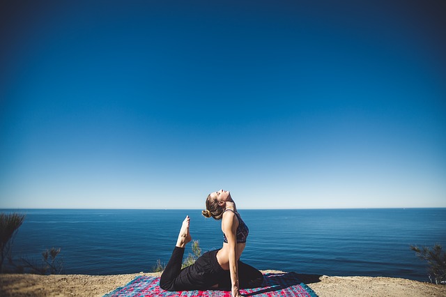 Posture de yoga au soleil.
