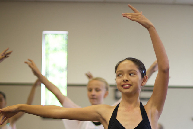 Jeunes filles en plein cours de danse classique.