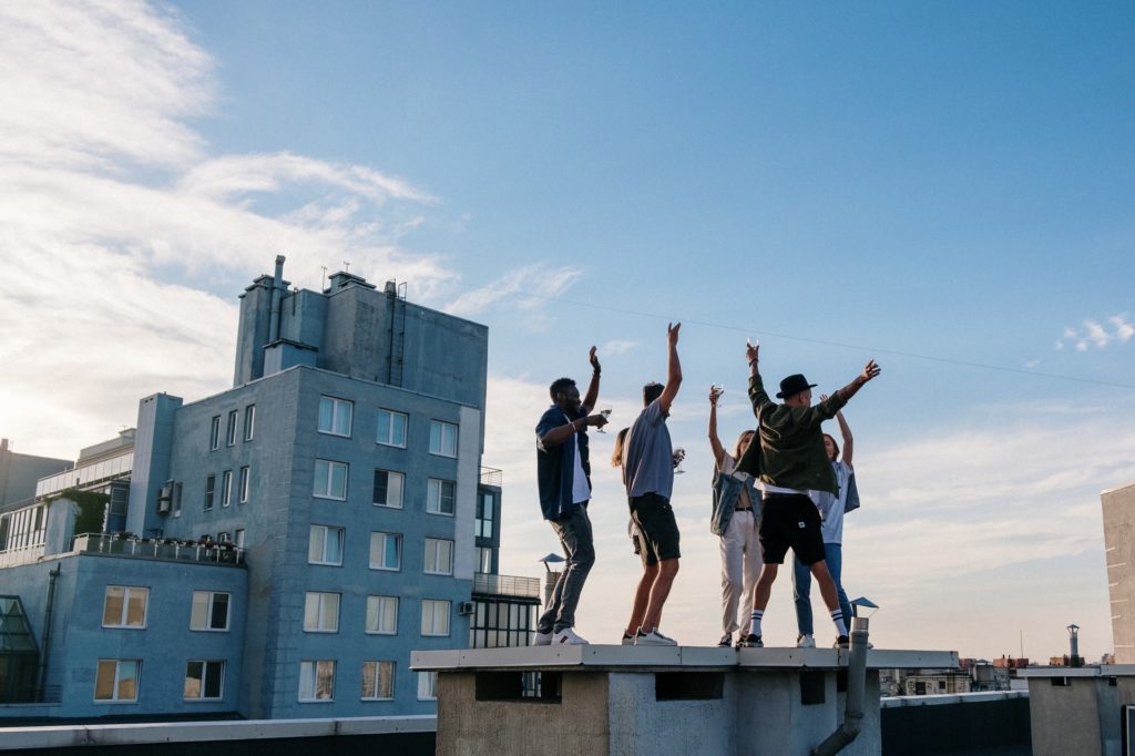 Groupe dansant sur un toit d'imeuble.