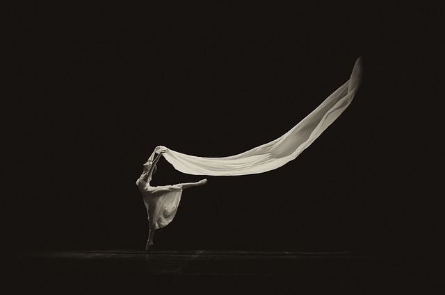 Danseuse classique avec un tissu aérien.