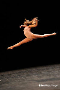 La danseuse Julie Colotroc qui effectue un grand jeté 